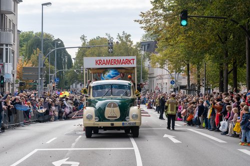 Ein Höhepunkt wie im vergangenen Jahr: Auch 2026 zieht der große Festumzug wieder farbenfroh durch Oldenburgs Innenstadt. Foto: Sascha Stüber Ein Höhepunkt wie im vergangenen Jahr: Auch 2026 zieht der große Festumzug wieder farbenfroh durch Oldenburgs Innenstadt. Foto: Sascha Stüber
