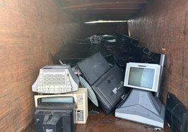 Fernseher in einem Sammelcontainer. Foto: Stadt Oldenburg