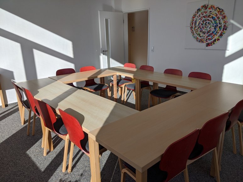 Ein Gruppenraum mit Tischen und Stühlen. Foto: Stadt Oldenburg