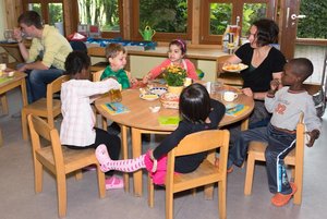Kinder am Gruppentisch. Foto: Stadt Oldenburg