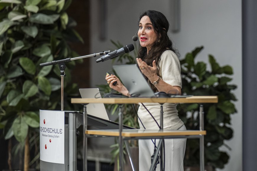 Prof. Dr. Anabel Ternès von Hattburg spricht über Loyalität in Unternehmen. Foto: Imke Folkerts