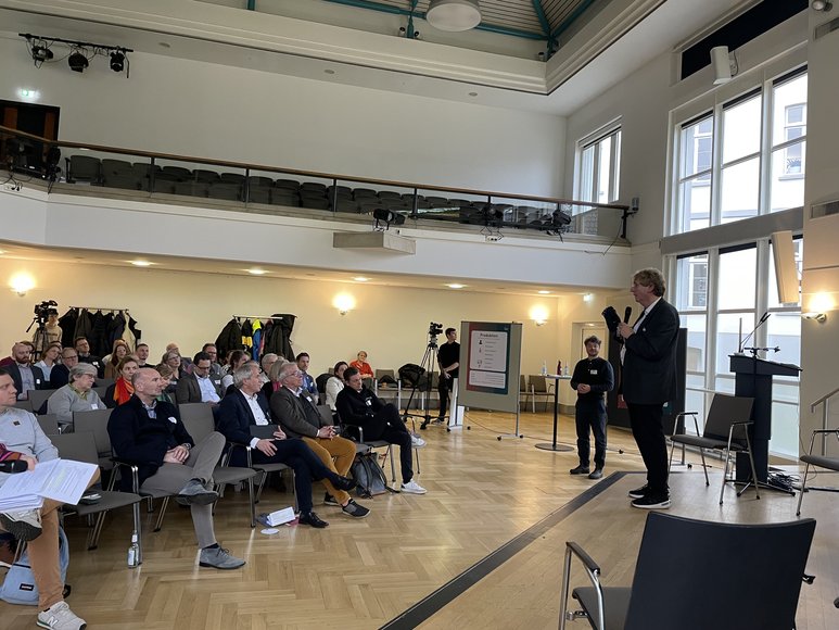 Prof. Braungart im Vortrag vor dem Publikum. Foto: Stadt Oldenburg