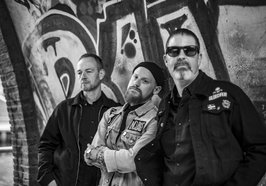 Die Band The Motörboys vor einer Wand. Bild: The Motörboys