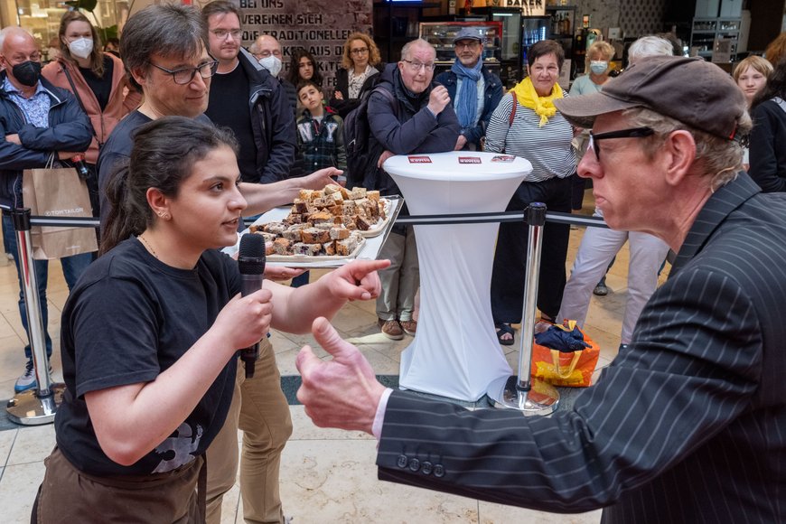 Schauspieler Jo Schmitt mit Woyton und Kostbar bei ihrer Darbietung. Foto: Sascha Stüber