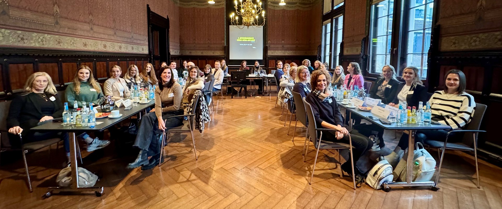 Im Oldenburger Rathaus tauschten sich Social-Media-Managerinnen und -Manager der größten Städte Niedersachsens aus. Foto: Stadt Oldenburg