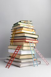 Bücherturm mit kleinen Holzleitern. Foto: Freepik Bücherturm mit kleinen Holzleitern. Foto: Freepik