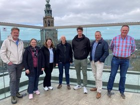 Gruppenfoto der Personalräte der Stadtverwaltungen Oldenburg und Groningen im Groninger Forum. @Stadt Oldenburg