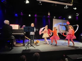 KiBuM 2023 Madame Flamaengo und ihre Ballettkinder tanzen zur Musik der Blockflöte. Foto: Stadt Oldenburg