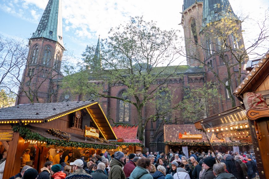 Blick über den Rathausmarkt in Richtung Lamberti-Kirche beim Lamberti-Markt 2024. Foto: Sascha Stüber