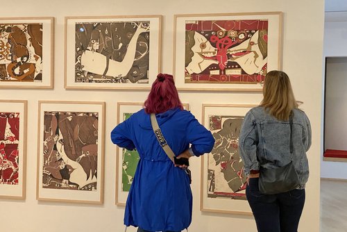 Besucherinnen vor Janssen-Originalen in der Dauerausstellung. Foto: Horst-Janssen-Museum Foto: Horst-Janssen-Museum