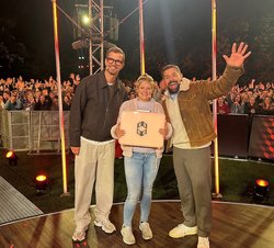 Die ProSieben-Show „Ein sehr gutes Quiz (mit hoher Gewinnsumme)“ kam am 11. Oktober live aus Oldenburg: Das Bild zeigt Klaas Heufer-Umlauf (rechts) mit Joko Winterscheidt und Gewinnerin Reni. Der gebürtige Oldenburger war in seiner Heimatstadt besten Die ProSieben-Show „Ein sehr gutes Quiz (mit hoher Gewinnsumme)“ kam am 11. Oktober live aus Oldenburg: Das Bild zeigt Klaas Heufer-Umlauf (rechts) mit Joko Winterscheidt und Gewinnerin Reni. Der gebürtige Oldenburger war in seiner Heimatstadt bestens aufgelegt. Foto: Screenshot Joyn