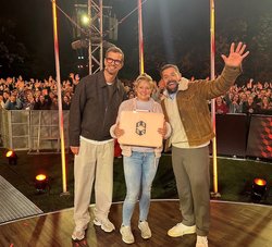 Die ProSieben-Show „Ein sehr gutes Quiz (mit hoher Gewinnsumme)“ kam am 11. Oktober live aus Oldenburg: Das Bild zeigt Klaas Heufer-Umlauf (rechts) mit Joko Winterscheidt und Gewinnerin Reni. Der gebürtige Oldenburger war in seiner Heimatstadt bestens aufgelegt. Foto: Screenshot Joyn 