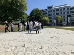Menschen spielen auf der großen Sandfläche. Foto: Stadt Oldenburg