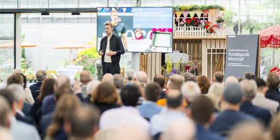 Gespannt verfolgten die Zuhörenden die anschaulichen Beispiele von Keynote-Speaker Dr. Arne Aarnink, der interessante Parallelen zwischen Spitzensport und Berufsalltag zog. Foto: Imke Folkerts Foto: Imke Folkerts