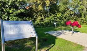Auf einer Tafel werden die einzelnen Stationen des Trimmpfads Krusenbusch erklärt. Foto: Stadt Oldenburg