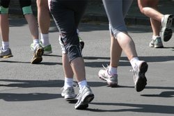 Beine von Läuferinnen und Läufern. Foto: Klicker/Pixelio