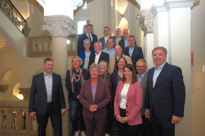 Oberbürgermeister Jürgen Krogmann (rechts) hieß Landtagspräsidentin Hanna Naber (vorne Mitte), ihre Berner Amtskollegin Dominique Bühler (zweite von rechts) sowie weitere Mitglieder des Niedersächsischen Landtages und des Grossen Rates des Kantons Bern im Alten Rathaus willkommen. Foto: Sascha Stüber