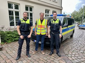 Oberbürgermeister Jürgen Krogmann begleitete die Polizeibeamten Jan (links) und Tim (rechts) im Einsatz. Foto: Stadt Oldenburg