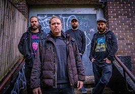 Die Band Desert Storm vor einer Tür. Foto: Desert Storm