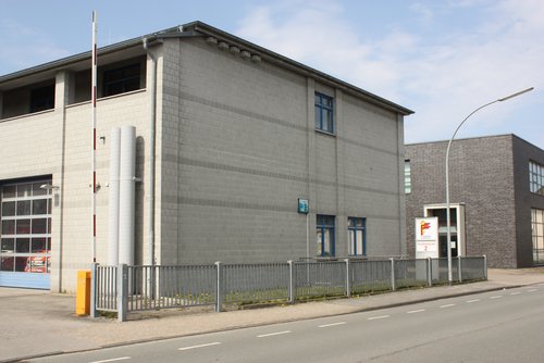 Sicheres Quartier: Am Gebäude der Feuer- und Rettungswache an der Schützenhofstraße wurden unter dem Dachvorsprung Nistkästen für Mauersegler angebracht. Foto: NABU