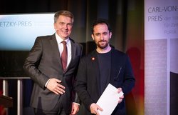 Oberbürgermeister Krogmann und Igor Levit (mit Urkunde). Foto: Mohssen Assanimoghaddam
