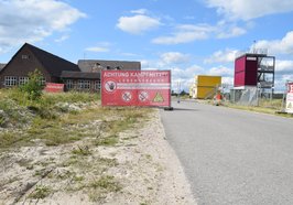 Der Jahresrückblick zeigt, was 2023 auf dem Fliegerhorst vorangekommen ist; im Bild Absperrungen für den Abriss von Gebäuden und zur Kampfmittelsondierung im BPlan N-777 E. Foto: Stadt Oldenburg.