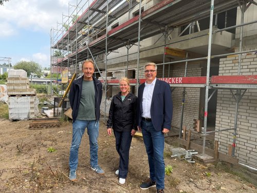 Oberbürgermeister Jürgen Krogmann (rechts) mit Stefan Scheper und Alexandra Mendel vom zuständigen Architektenbüro Sosath Scheper vor dem Neubau der Wohnungen der Klävemann-Stiftung. Foto: Stadt Oldenburg Oberbürgermeister Jürgen Krogmann (rechts) mit Stefan Scheper und Alexandra Mendel vom zuständigen Architektenbüro Sosath Scheper vor dem Neubau der Wohnungen der Klävemann-Stiftung. Foto: Stadt Oldenburg