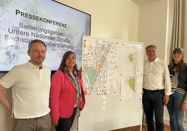 Dr. Jakob Machon (Team Straßenplanung) (von links), Stadtbaurätin Christine-Petra Schacht, Oberbürgermeister Jürgen Krogmann und Lena Buissink (Team Straßenplanung). Foto: Stadt Oldenburg