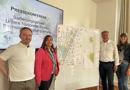 Dr. Jakob Machon (Team Straßenplanung) (von links), Stadtbaurätin Christine-Petra Schacht, Oberbürgermeister Jürgen Krogmann und Lena Buissink (Team Straßenplanung). Foto: Stadt Oldenburg