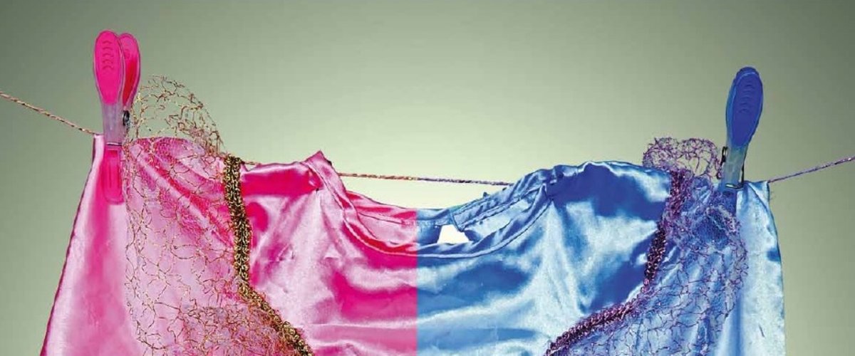 Prinzessinnenkleid, halb blau, halb rosa, auf einer Wäscheleine. Foto: Thomas Robbers