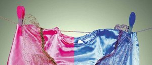 Kleid, halb rosa, halb blau. Foto: Thomas Robers