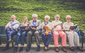 Senioren auf einer Bank. Foto: oneinchunch/ AdobeStock
