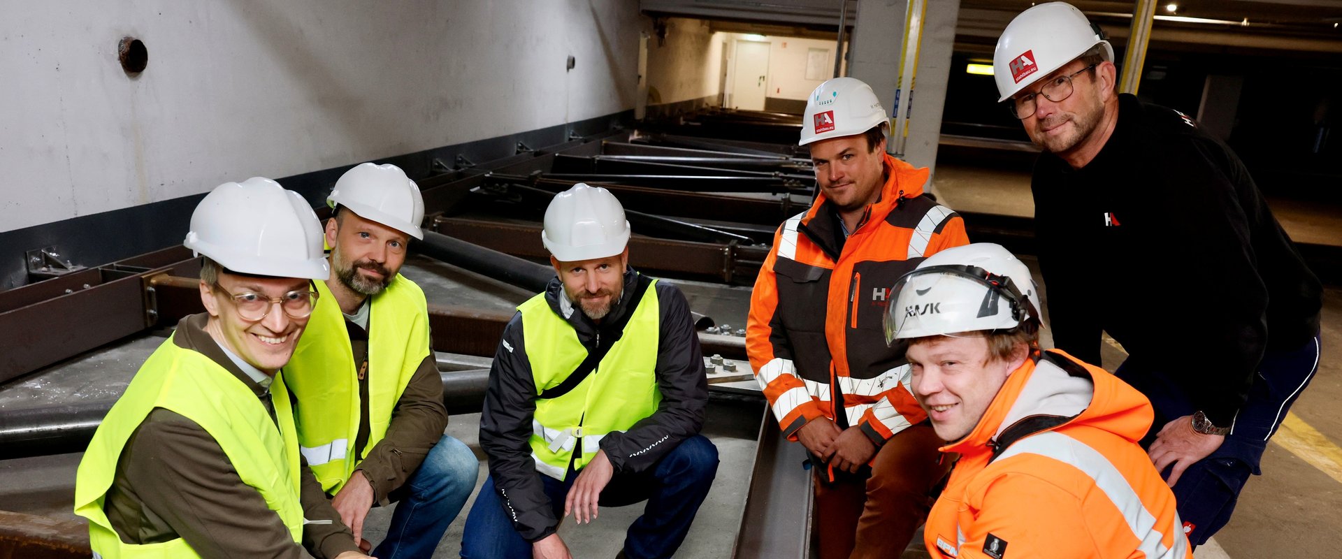 Die horizontale Stahlkonstruktion zur Absicherung der Tiefgarage am Stadtmuseum wurde vorgestellt. Foto: Sascha Stüber