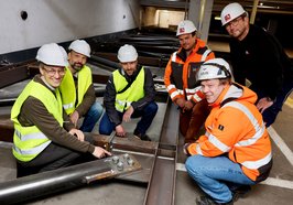 Stadtrat Holger Denckmann, Projektleiter Pascal Strixner (EGH), Axel Knorr (EGH, Projektmanagement), Marian Hartleb (Firma Hartleb Stahl- u. Anlagenbau GmbH), Hans-Josef Harnisch (Hartleb, Projektleiter vor Ort) und Philip Schreiber (Büro BPN Bauplanung Nord) stellten die horizontale Stahlkonstruktion zur Absicherung der Tiefgarage am Stadtmuseum vor. Foto: Sascha Stüber
