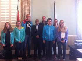 Die Oldenburger Triathleten und East Londons Bürgermeister Alfred Mtsi. Foto: 1. TCO Die Bären