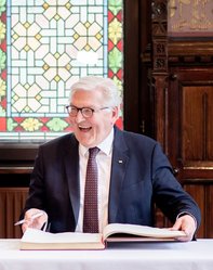 Bundespräsident Frank-Walter Steinmeier trug sich gut gelaunt im Rathaus mit seiner Frau Elke Büdenbender ins Goldene Buch der Stadt Oldenburg ein. Foto: Hauke-Christian Dittrich