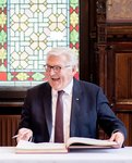 Bundespräsident Frank-Walter Steinmeier trug sich gut gelaunt im Rathaus mit seiner Frau Elke Büdenbender ins Goldene Buch der Stadt Oldenburg ein. Foto: Hauke-Christian Dittrich