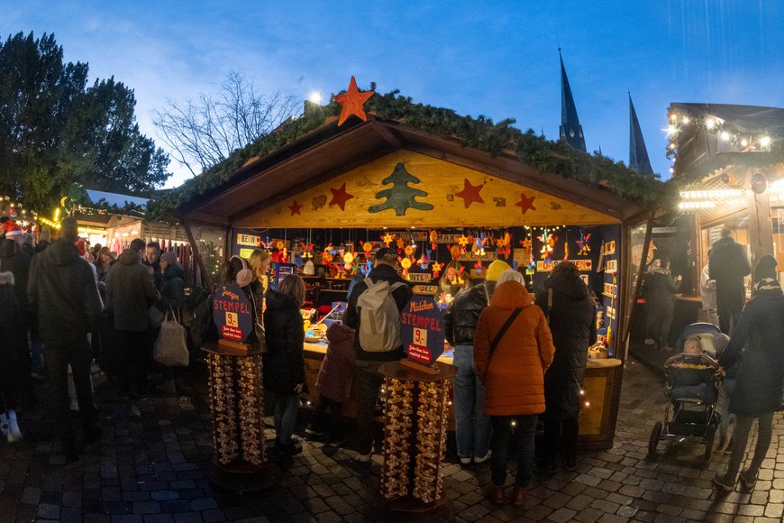 Kunsthandwerkliches Holzspielzeug auf dem Lamberti-Markt 2024. Foto: Sascha Stüber