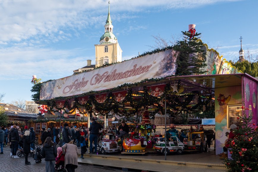 Das Kinderkarussell auf dem Schloßplatz beim Lamberti-Markt 2024. Foto: Sascha Stüber