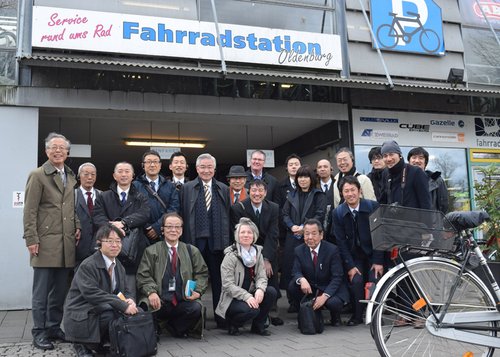 Kerstin Goroncy und Bernd Müller haben der japanischen Delegation die Radabstellmöglichkeiten am Bahnhof gezeigt. Foto: Stadt Oldenburg Kerstin Goroncy und Bernd Müller haben der japanischen Delegation die Radabstellmöglichkeiten am Bahnhof gezeigt. Foto: Stadt Oldenburg