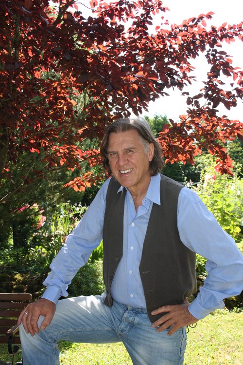 Norbert Scheuer liest bei der LiteraTour Nord aus seinem Roman „Winterbienen“. Foto: Elvira Scheuer.