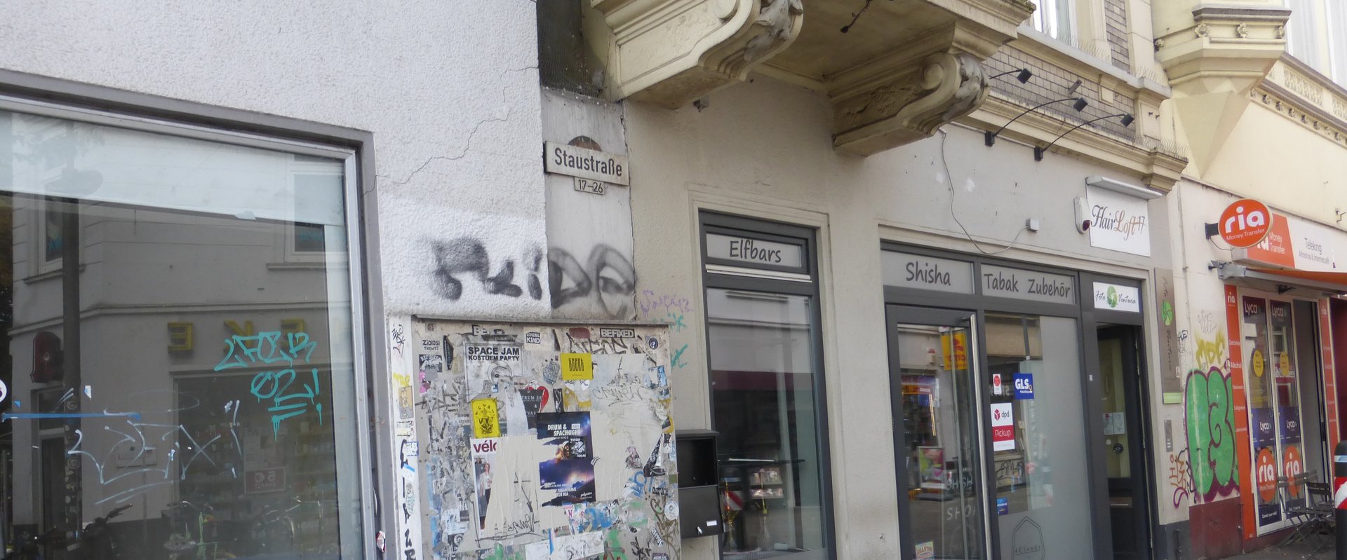 Mit Graffiti beschmierte Hausfassade in der Schüttingstraße