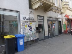 Mit Graffiti beschmierte Hausfassade in der Schüttingstraße