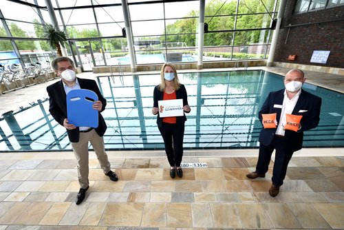 Stellten das erweiterte Schwimmkurs-Angebot vor: (von links) Oberbürgermeister Jürgen Krogmann, Sportbüro-Leiterin Hilke Wilken und Jens Hackbarth, Geschäftsführer der Bäderbetriebsgesellschaft. Foto: Sascha Stüber
