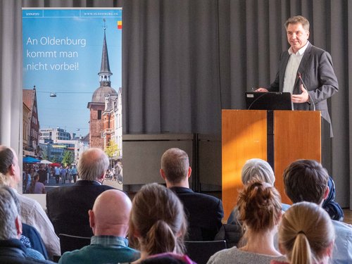 Oberbürgermeister Jürgen Krogmann hieß zahlreiche Neubürgerinnen und Neubürger herzlich willkommen in Oldenburg. Foto: Sascha Stüber