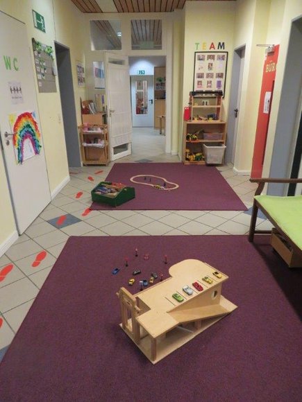 Bauspielzeug auf den Teppichen im Eingangsbereich. Foto: Stadt Oldenburg