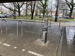Abstellanlage 91er-Straße mit zehn Anlehnbügeln und einer Fahrrad-Reparaturstation. Foto: Stadt Oldenburg