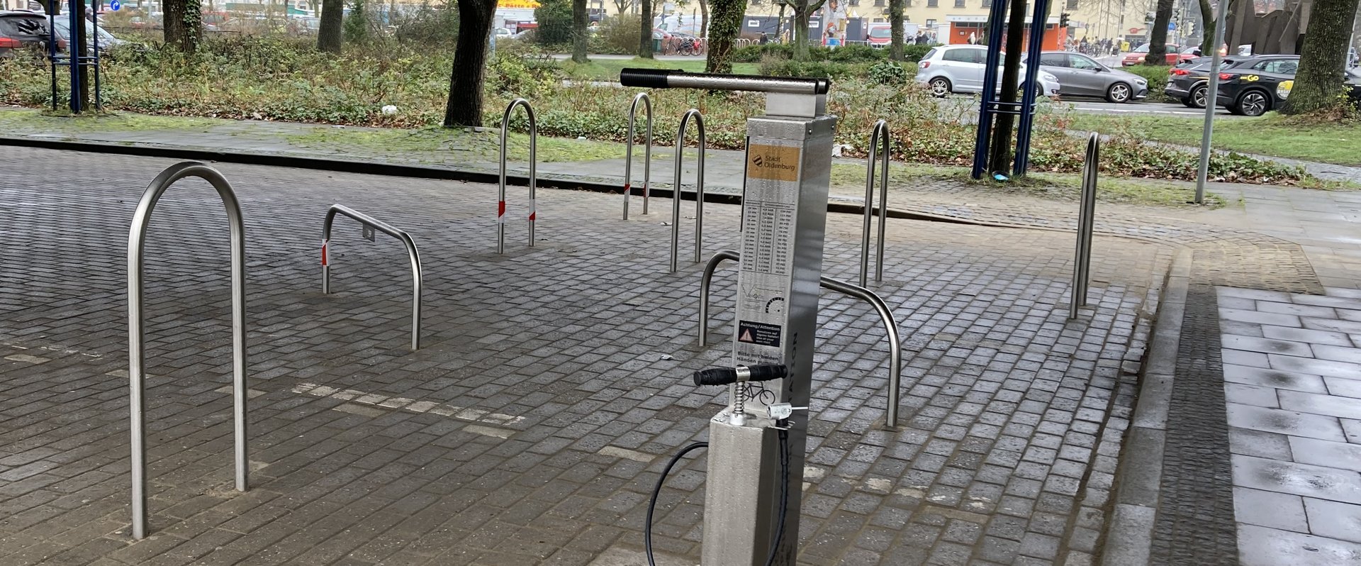 Abstellanlage 91er-Straße mit zehn Anlehnbügeln und einer Fahrrad-Reparaturstation. Foto: Stadt Oldenburg