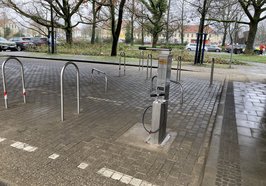 Abstellanlage 91er-Straße mit zehn Anlehnbügeln und einer Fahrrad-Reparaturstation. Foto: Stadt Oldenburg
