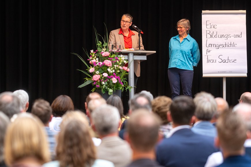 Zwei Frauen danken Dagmar Sachse. Foto: Sascha Stüber